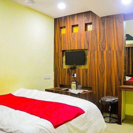 Hotel Kalash Uddzsaín Kültér fotó