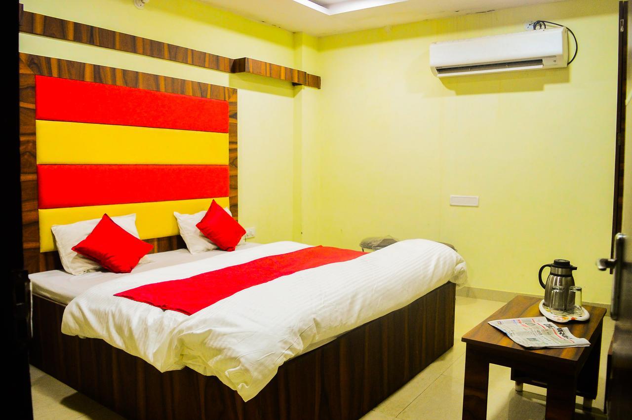 Hotel Kalash Uddzsaín Kültér fotó