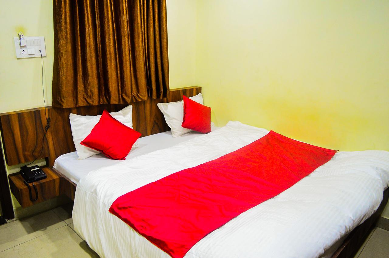 Hotel Kalash Uddzsaín Kültér fotó
