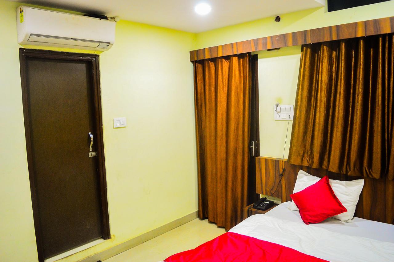 Hotel Kalash Uddzsaín Kültér fotó
