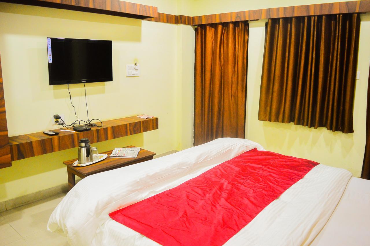 Hotel Kalash Uddzsaín Kültér fotó