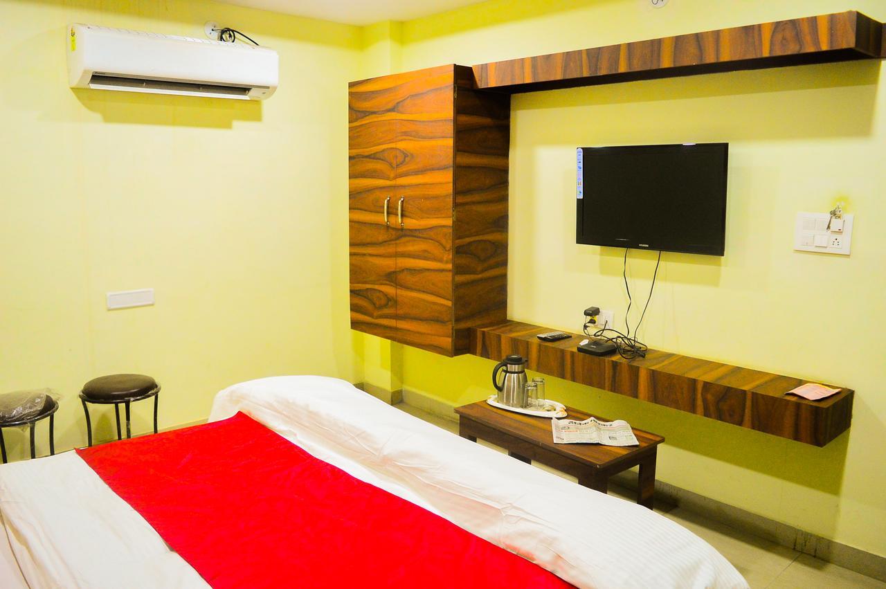 Hotel Kalash Uddzsaín Kültér fotó
