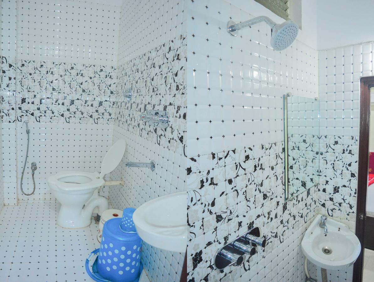 Hotel Kalash Uddzsaín Kültér fotó