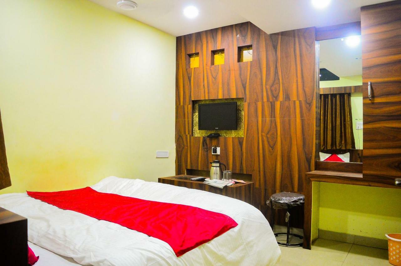 Hotel Kalash Uddzsaín Kültér fotó